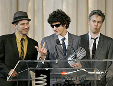 Os trs integrantes do Beastie Boys subiram ao palco para receber trofu da internet