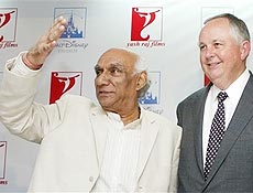 Yash Chopra, da Yash Raj Films, e Dick Cook, da Disney; aliana para produzir filmes na ndia