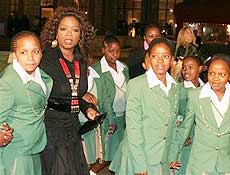 Oprah Winfrey com alunas de sua escola na frica do Sul, uma entre vrias aes sociais