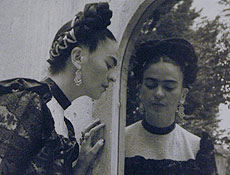 Foto da pintora faz parte da exposio &quot;Frida Kahlo 1907-2007: Homenagem Nacional"