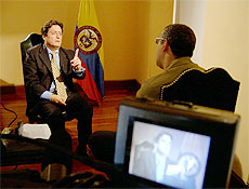 Vice-presidente do pas,Francisco Santos, conversa com equipe sobre guerrilha no pas
