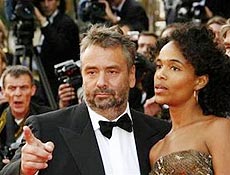 Cineasta Luc Besson ao lado da mulher, Virginie Silla, chegando ao Festival de Cannes