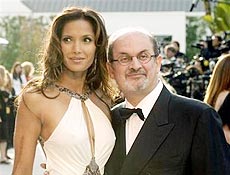 Rushdie e Padma chegam juntos a evento em 2006; modelo pediu o divrcio do escritor