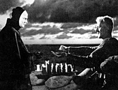Cena do filme "O Sétimo Selo", de Bergman, em que Max Von Sydow joga xadrez com a morte