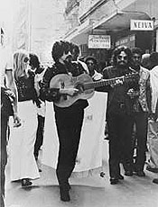 Raul Seixas (com o violão) ao lado de Paulo Coelho na década de 70