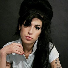 Cantora britnica Amy Winehouse foi levada a um hospital londrino nesta segunda-feira