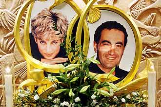 Texto: AR06 LONDRES (REINO UNIDO) 27/08/07.- Fotografa de archivo tomada el 21 de agosto del 2007 de un monumento conmemorativo a la memoria de la princesa Diana de Gales y a Dodi Al Fayed en Londres (Reino Unido). El prximo 31 de agosto se conmemora el dcimo aniversario de la muerte de la princesa Diana en un accidente de coche en Pars (Francia). EFE/Andy Rain