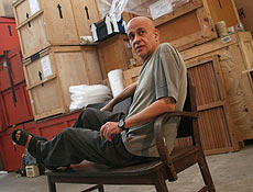 Cildo Meireles, em seu ateliê no bairro de Botafogo, no Rio; artista recebeu prêmio