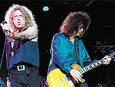 Robert Plant ( esq.) e Jimmy Page, integrantes da banda de rock Led Zeppelin