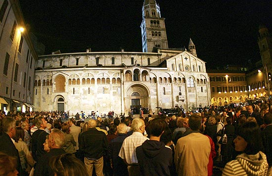 Fs acompanham a chegada do corpo de Pavarotti na catedral de Modena; veja galeria de imagens do tenor