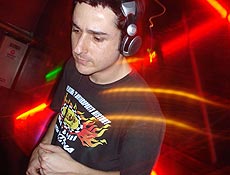 O DJ residente Márcio Vermelho é o idealizador da festa Avesso, que traz DJs internacionais
