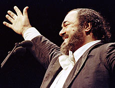 Teatro na cidade natal do tenor ganha nome de Luciano Pavarotti em homenagem pstuma