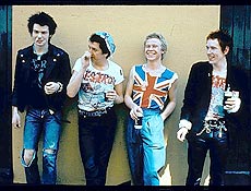 Da esq. para dir., Sid Vicious, Steve Jones, Paul Cook e Johnny Rotten em foto de 1980; Rotten estrela campanha de manteiga no Reino Unido