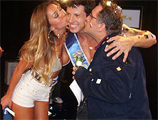 Sabrina Sato e Leão Lobo beijam o Mr. Gay Brasil, o publicitário Luciano Lupo, 27