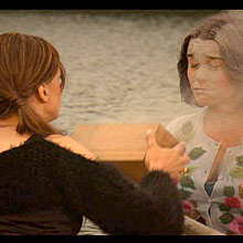 Vera( Isadora Ribeiro) joga as cinzas de Marta no rosto de Suzana (Lucélia Santos)