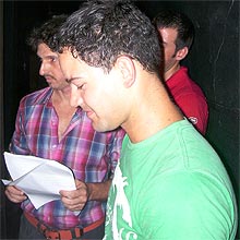 Produtor Augusto Rossi (de verde) e André Fischer na coxia do teatro Fábrica