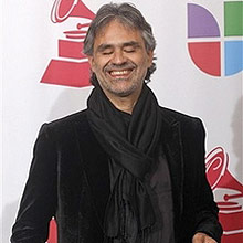 Andrea Bocelli durante o Grammy Latino; cantor italiano quer cantar para Disney