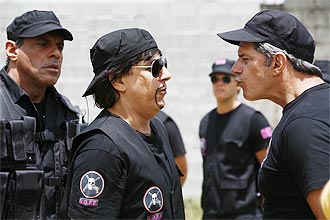 Tom Cavalcante atua no quadro "Bofe de Elite" do "Show do Tom", que satiriza na Record a tropa de elite da Polícia Militar fluminense