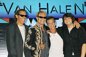 Integrantes da banda de rock Van Halen: Alex Van Halen, David Lee Roth, Eddie Van Halen e o filho de Eddie, Wolfgang Van Halen 