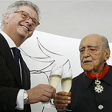 Embaixador da Frana, Antoine Pouilliete, ( esq.) brinda com Oscar Niemeyer no Rio