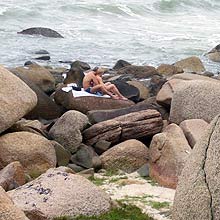 Praia da Galheta, onde nudismo  opcional,  um point de paquera gay em Florianpolis