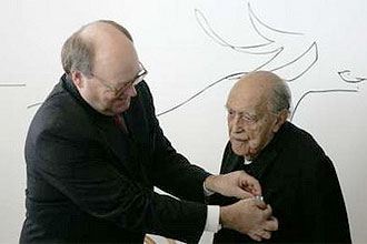 Embaixador da Rússia no Brasil, Vladimir Tyurdenev (às esq.), coloca a medalha de condecoração no arquiteto Oscar Niemeyer