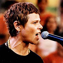 Cássia Eller realiza apresentação; cantora morreu aos 39 anos em dezembro de 2001