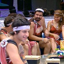 Vestidos como "romanos", os participantes aguardam a primeira festa do "Big Brother"