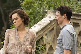 Cecilia (Keira Knightley) e Robbie (James McAvoy) em cena do filme "Desejo e Reparao", do diretor ingls Joe Wright