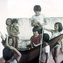 Fernanda Takai (centro) com primos e irmos; cantora lanou "Kobune" no Japo