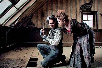 O ator Johnny Depp e a atriz Helena Bonham Carter em cena do novo longa de Tim Burton (Veja a galeria de imagens)