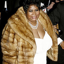 Aretha Franklin posa com casaco de pele no Grammy. "É de extremo mau gosto", diz Peta