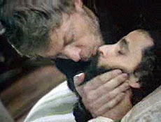 Cena em que o gay Benny (Guilherme Weber) rouba um beijo de Pedro Novais (Bruno Garcia)