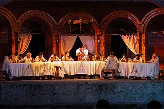 Cena da Última Ceia durante montagem da Paixão de Cristo em Nova Jerusalém; espetáculo é encenado no agreste pernambucano