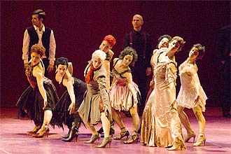 Com 17 bailarinos no palco do Teatro Guaíra, a coreógrafa Deborah Colker fez estréia mundial de "Cruel" no festival