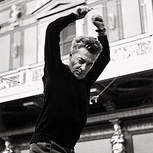 Herbert von Karajan na frente do Golden Hall, em Viena; concertos homenageiam maestro