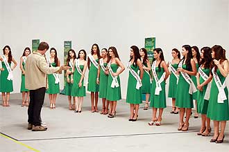 Coregrafo Scott Grossman ensaia com as candidatas a miss Brasil
