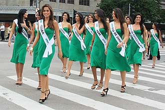 Candidatas a miss Brasil 2008 passeiam pelo centro de So Paulo