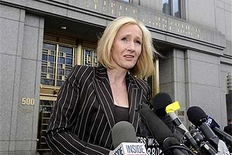 J.K. Rowling conversa com repórteres ao deixar corte em Nova York; escritora disse haver violação de direitos autorais