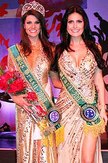 As duas Natlias, Anderle e Guimares, posam aps o concurso Miss Brasil 2008