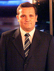 6-05-2003/São Paulo/Flávio Florido-Folha imagem/O apresentador do Jornal da Noite, Roberto Cabrini, posa para fotos no estúdio da TV Bandeirantes. TVFolha