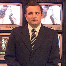 16-05-2003/São Paulo/Flávio Florido-Folha imagem/O apresentador do Jornal da Noite, Roberto Cabrini, posa para fotos no estúdio da TV Bandeirantes. TVFolha
