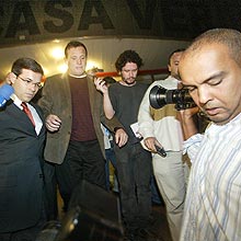 Jornalista Roberto Cabrini deixa prisão do distrito policial na noite desta quinta-feira