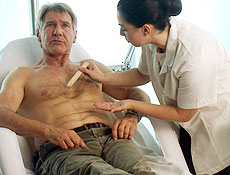 Harrison Ford depila peito em protesto ecológico