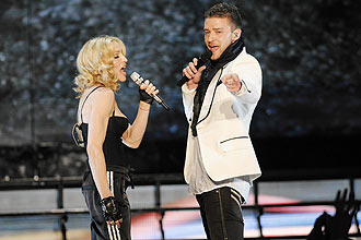 Madonna canta ao lado de Justin Timberlake durante show gratuito realizado em Nova York; produtoras negociam vinda da cantora ao Brasil