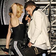Cantora Madonna dana bate-coxa com Justin Timberlake em show realizado em Nova York