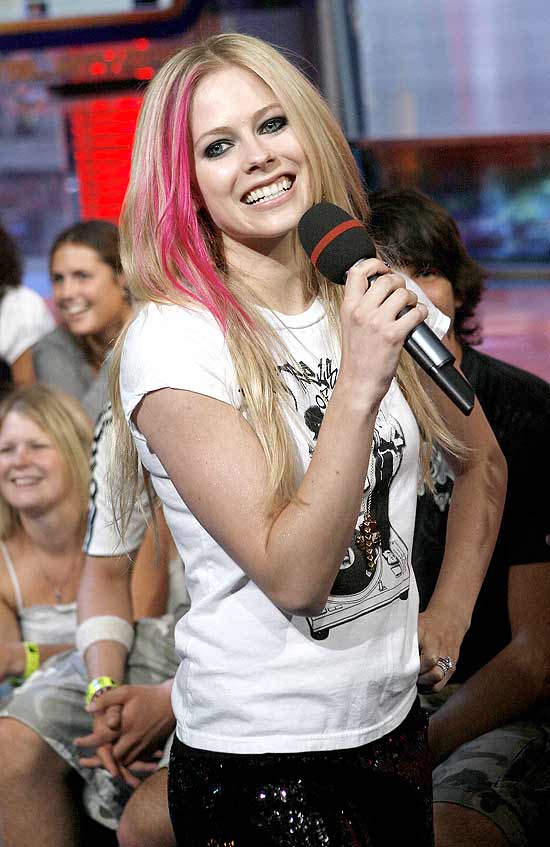 Avril Lavigne cancelou shows devido a recomendações médicas e foi a seu blog para dar explicações aos fãs