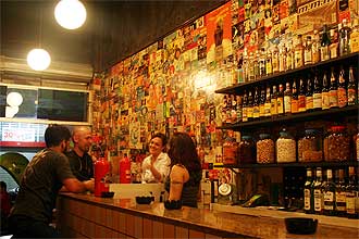 Com milhares de flyers decorando as paredes e dezenas de tipos de cachaa, bar atrai pblico GLS, na regio do clube A Lca