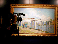 Texto: YHKG02 HONG KONG (CHINA) 3/4/2008.- Un camarúgrafo graba una obra del impresionistas francØs Claude Monet, titulada 'Le Pont du chemin de fer a Argenteuil ' (1873), durante la presentaciún de una subasta de Christie's en Hong Kong, China, hoy, jueves 03 de abril. La pintura serÆ subastada en Nueva York el prúximo 6 de mayo.EFE/YM YIK