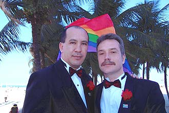 Toni Reis ( esq.), presidente da ABGLT, e seu companheiro, o ingls David Harrad, vo participar da Parada Gay de So Paulo